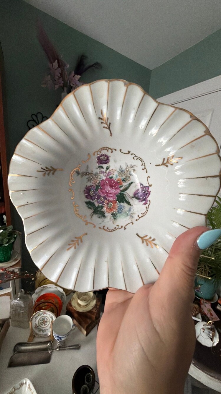 #37 vintage three footed bowl made in japan *call out*